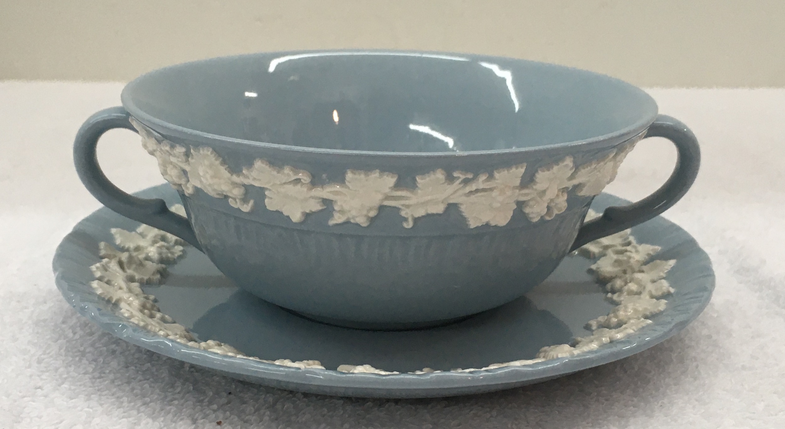 SHELL EDGE Wedgwood China CREAM ON LAVENDER Rim Soup Bowl EXCELLENT 